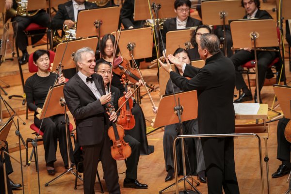 盈股网配资 琴弦断了他临危不乱，不愧是吉尔·沙哈姆，今晚他返场以《梁祝》续写上海情缘