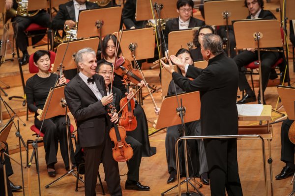 公富网配资 演出现场意外弦断，小提琴家吉尔·沙哈姆如何化险为夷？